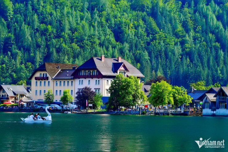 Hồ Hallstattersee là một phần không thể thiếu của Hallstatt với màu nước trong xanh, soi bóng làng cổ và những đỉnh núi hùng vĩ. Nếu không đi tàu lớn, du khách có thể thuê thuyền thiên nga bơi dạo một vòng tận hưởng cảnh sắc thiên nhiên.