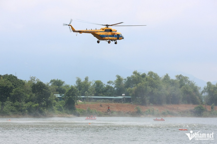 Xem trực thăng Mi-171 'bay treo' với tình huống cứu phi công gặp nạn - 1