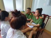 Pháp luật - Bắt 3 cô gái trẻ lừa bán hai bé gái vào quán karaoke