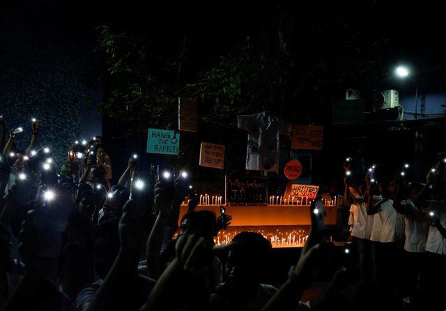 Các bác sĩ và sinh viên y khoa biểu tình bên trong khuôn viên của bệnh viện ở Kolkata. Ảnh: Reuters