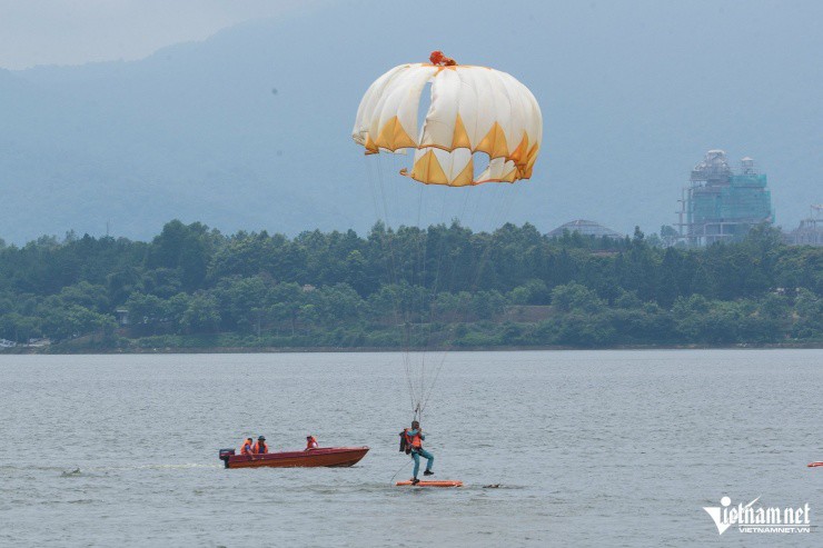 Xem trực thăng Mi-171 &#39;bay treo&#39; với tình huống cứu phi công gặp nạn - 8