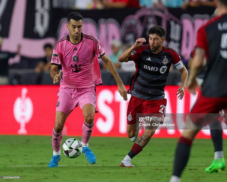 Inter Miami (áo hồng) vừa để thua