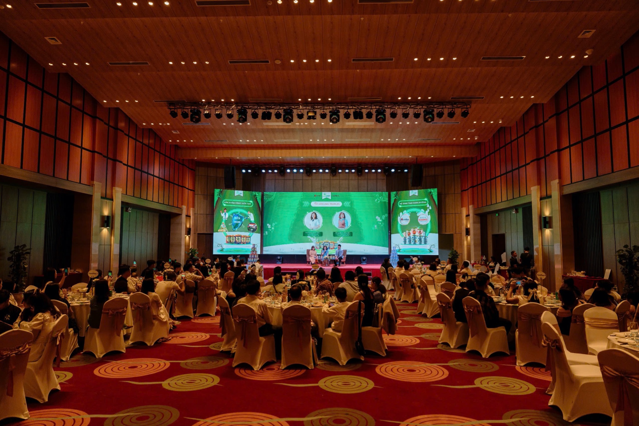Buổi toạ đàm có sự góp mặt của các bậc phụ huynh mong muốn biết thêm cách bổ sung dinh dưỡng hợp lý cho con.