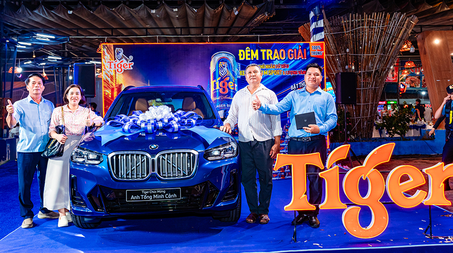 Gia đình anh Cảnh hân hoan bên chiếc xe mơ ước vừa trúng thưởng từ Tiger Beer.