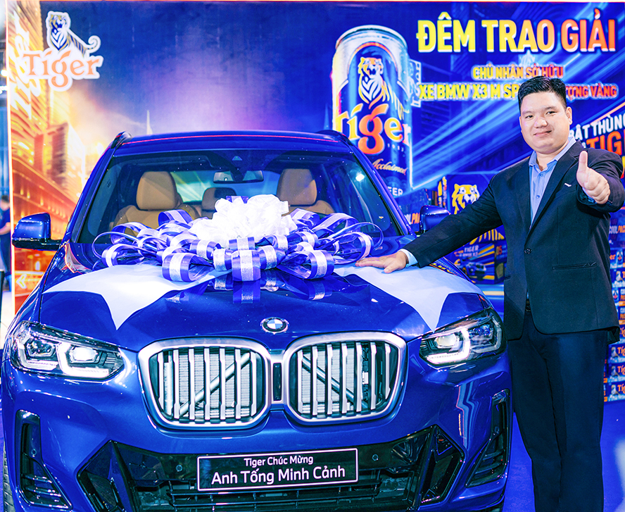 Niềm vui vỡ oà khi anh Cảnh bất ngờ cào trúng chiếc BMW X3 M Sport từ Tiger Beer.