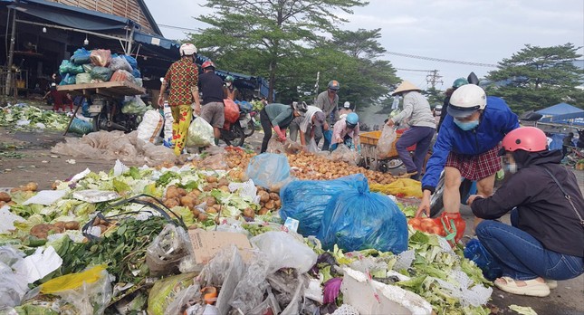 Rau củ quả hư hỏng từ chợ đầu mối 