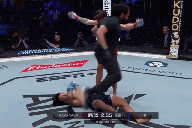 Hồ Tuấn An bất tỉnh sau khi lãnh trọn cú đấm cực mạnh của võ sĩ Anh.