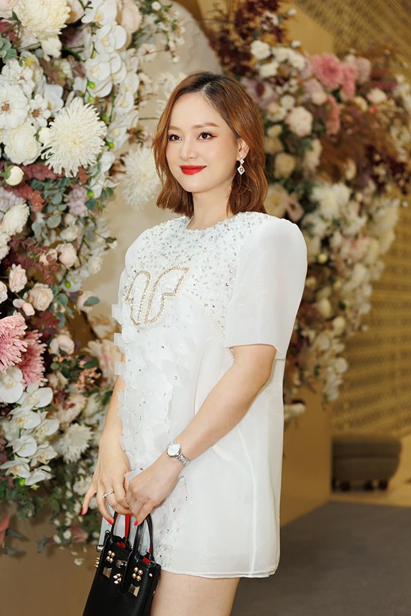 Buổi sáng, Lan Phương luôn uống hỗn hợp chanh mật ong để thanh lọc cơ thể. Cô không ăn kiêng và đặc biệt là chưa từ bỏ được thói quen ăn ngọt. Điều này tuy không tốt cho cả dáng và da nhưng nữ diễn viên vẫn chưa bỏ được thói quen này.