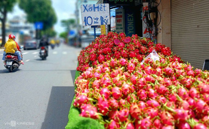 Thanh long bán trên đường Phạm Ngũ Lão (quận Gò Vấp). Ảnh: Hồng Châu