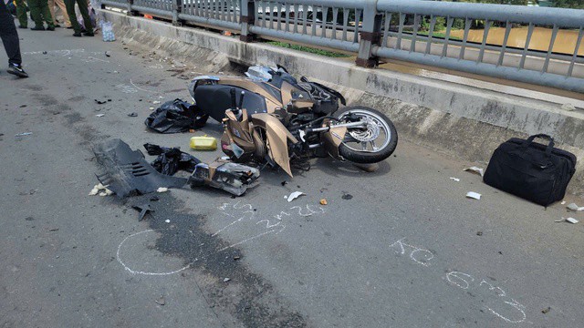 CLIP: 3 xe máy bị ô tô tông trên cầu ở Cần Thơ, nhiều người đi cấp cứu - 1