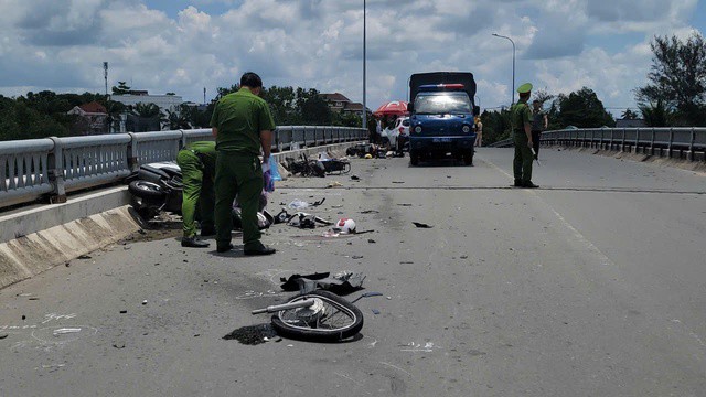 CLIP: 3 xe máy bị ô tô tông trên cầu ở Cần Thơ, nhiều người đi cấp cứu - 2