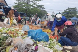 'Lên đời' cho thực phẩm bẩn: Nhặt rác về bán, chế biến món ăn