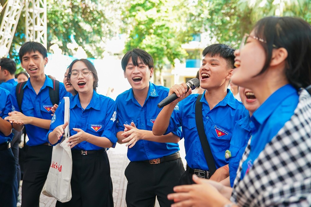 Mỗi một người cùng góp một chút công sức cùng lan tỏa những điều tích cực, đó là cách mà “những cánh én nhỏ làm nên mùa xuân” – Bạn Cao Phước (Đại học Tài chính Marketing) chia sẻ.