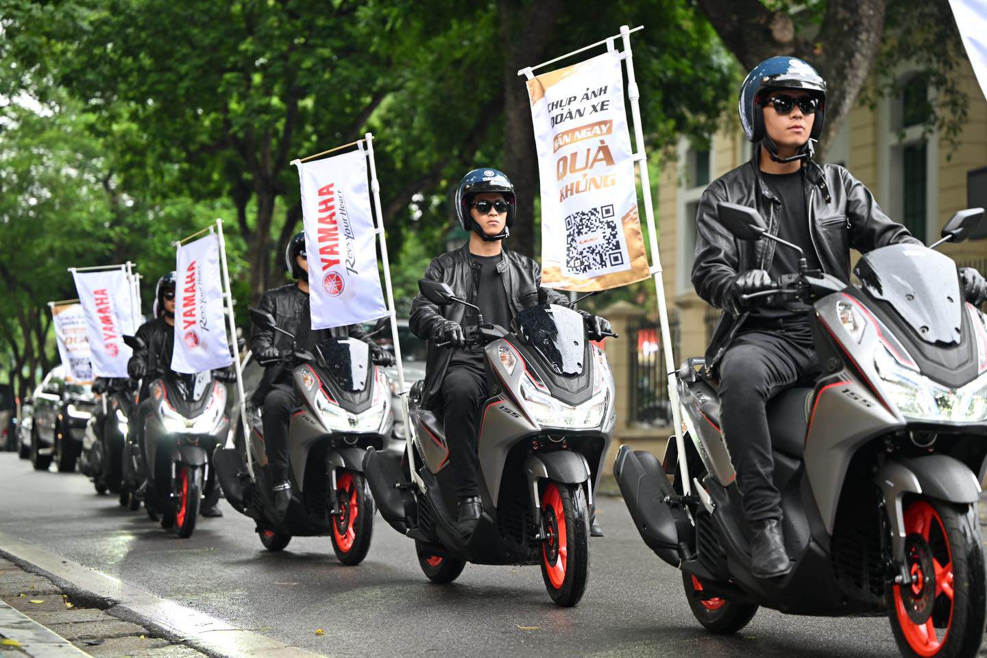 Đoàn xe Yamaha LEXi di chuyển trên đường phố Hà Nội