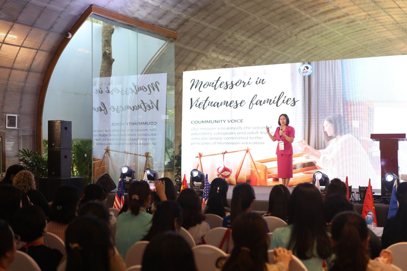 Cô Loan Loan Nguyễn là đại diện của Việt Nam chia sẻ về việc ứng dụng Montessori trong môi trường gia đình tại hội nghị The Montessori Convention VietNam do Hiệp hội Montessori Hoa Kỳ tổ chức.