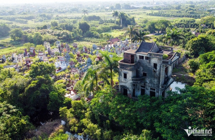 Theo ghi nhận thực tế, căn nhà chưa có tường bao, xung quanh là vườn cây um tùm, sát phía sau là nghĩa trang rộng lớn. Toàn bộ khu nhà đều bị rêu phong, cỏ dại bao phủ khiến khung cảnh trở nên u ám.&nbsp;