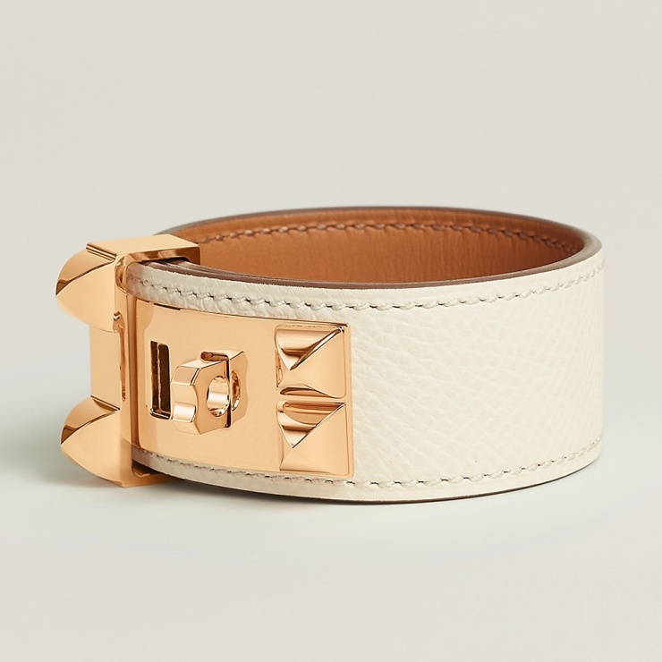  Bà mẹ hai con kết hợp vòng tay Hermes Collier de Chien 24 chất liệu da bê Epsom khóa kim loại mạ vàng,  có giá 910 USD (23 triệu đồng).  