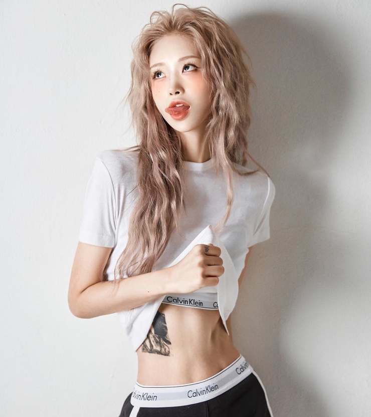 Choi Jun Hee từng tiết lộ cách cải thiện vóc dáng trên kênh Youtube cá nhân. Thay vì nhịn ăn, kiêng khem hà khắc, cô theo đuổi chế độ ăn healthy. Thực đơn của con gái Choi Jin Sil luôn xoay quanh ức gà, trứng và cơm gạo lứt hoặc khoai lang. Cô cũng ăn nhiều loại thực phẩm giàu chất xơ như cà chua bi, bắp cải...