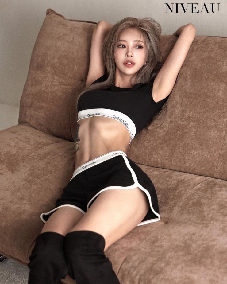 Về chế độ tập luyện, Choi Jun Hee thường nhảy aerobic, thực hiện các bài tập sức mạnh lúc rảnh rỗi. 'Việc muốn giảm mỡ bụng chỉ bằng cách điều chỉnh chế độ ăn uống là một ý tưởng sai lầm. Sẽ dễ kiểm soát cân nặng hơn khi tỷ lệ trao đổi chất cơ bản của bạn cao, vì vậy tôi tập thể dục nhịp điệu và rèn luyện sức mạnh trong thời gian rảnh rỗi', Jun Hee cho biết.