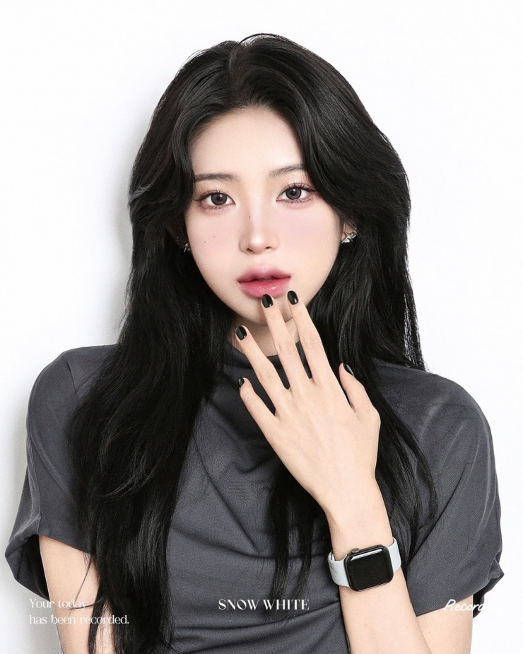 Choi Jun Hee sinh năm 2003, là con thứ hai của Choi Jin Sil và vận động viên Jo Sung Min. Sau khi mẹ và bố lần lượt qua đời, cô ở với bà ngoại. Cô ký hợp đồng với một công ty xuất bản và mong muốn ra mắt với tư cách nhà văn, nghệ sĩ giải trí. Sau đó, cô cảm thấy áp lực và rút lui, phát triển tự do, hiện chủ yếu làm vlog, Kols. Trong khi đó, anh trai cô - Hwan Hee - trở thành một rapper.