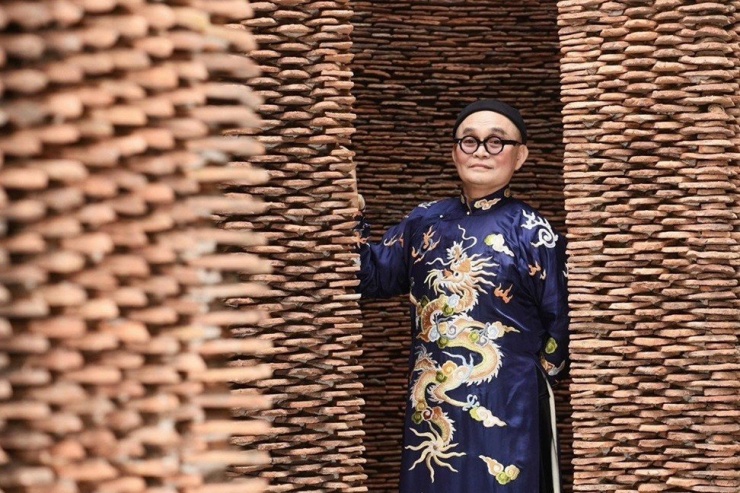 Thời gian gần đây, Xuân Hinh gây chấn động khi xây dựng khu di tích Linh từ Uống nước nhớ nguồn và Bảo tàng Đạo Mẫu rộng 5000m2 với nhiều hiện vật giá trị. Theo ca sĩ Bằng Kiều: "Anh Xuân Hinh ngoài mấy biệt thự mặt đường còn có cơ ngơi 5000m2, không đo được bằng tiền". Sở dĩ Bằng Kiều nói vậy vì khu di tích này lưu giữ nhiều giá trị văn hóa, cũng là nơi để Xuân Hinh đào tạo thế hệ nghệ sĩ trẻ kế cận.