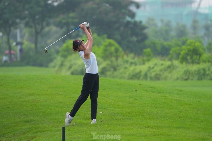 Những bóng hồng so tài khoe sắc ở Giải Vô địch Golf Quốc gia 2024 - 5