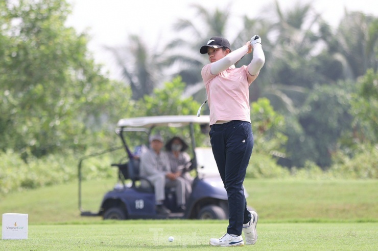 Những bóng hồng so tài khoe sắc ở Giải Vô địch Golf Quốc gia 2024 - 10