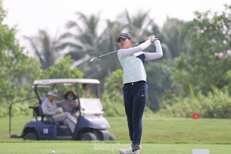 Những bóng hồng so tài khoe sắc ở Giải Vô địch Golf Quốc gia 2024 - 12