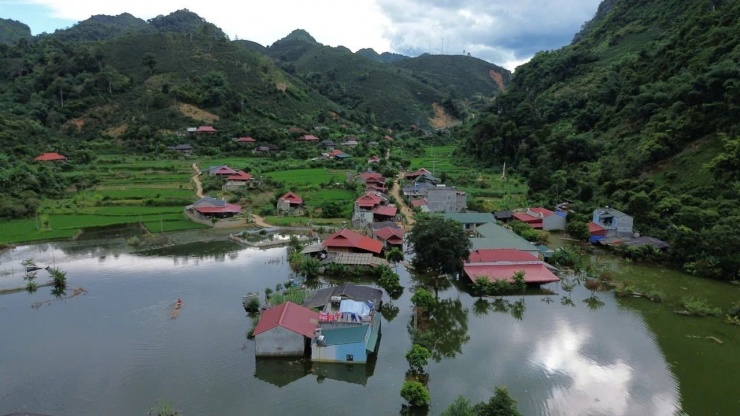 Ngôi làng ở TP Sơn La chìm trong biển nước giữa trời quang - 1