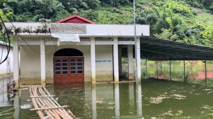 Ngôi làng ở TP Sơn La chìm trong biển nước giữa trời quang - 2