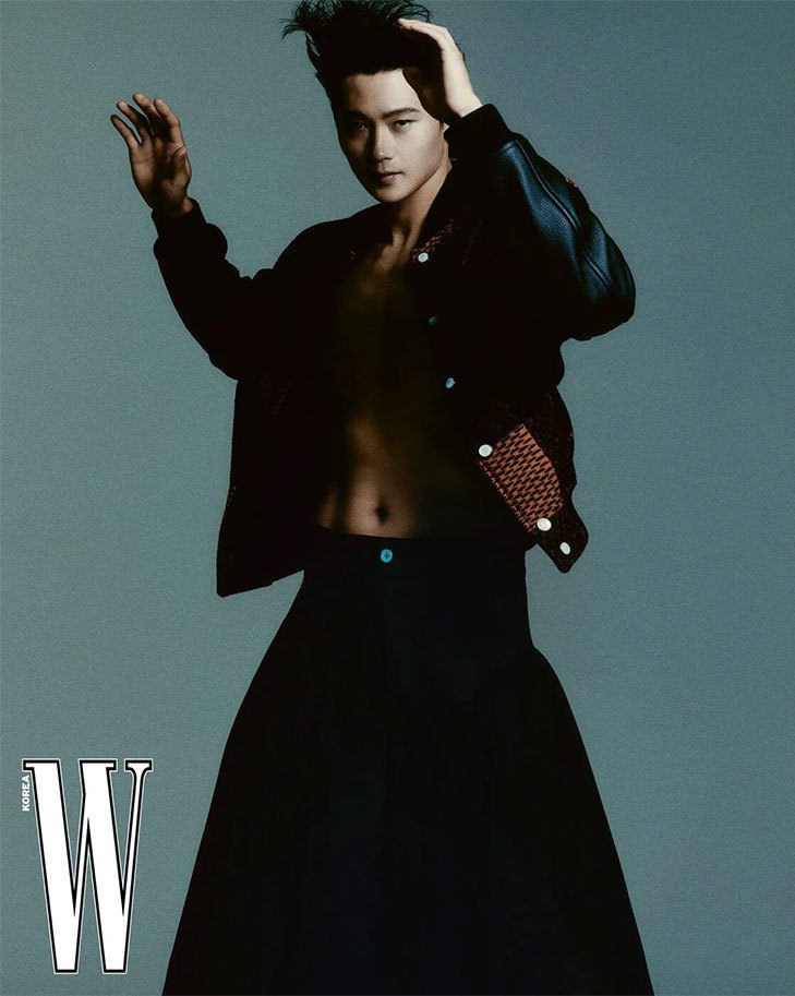 Oh Sang-wook khoe cơ bắp, nét mặt lạnh lùng. Bộ ảnh được nhận xét thể hiện rõ thần thái quyết liệt, sắc bén của một kiêm thủ hàng đầu thế giới.