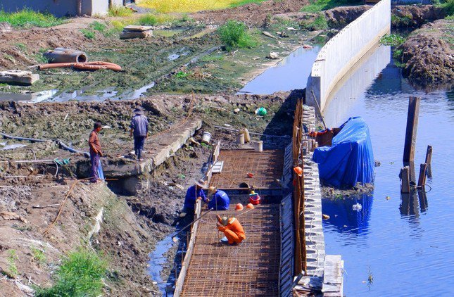 TPHCM đang nỗ lực đẩy nhanh các dự án đầu tư công. Trong ảnh: công nhân thi công trên công trường dự án cải tạo môi trường và xây dựng hạ tầng kênh Tham Lương - Bến Cát - rạch Nước Lên (Ảnh: Hữu Huy)