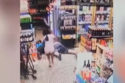 Phi thường - kỳ quặc - Clip: Cha vật lộn với tên cướp, con gái lao ra giải cứu và cái kết