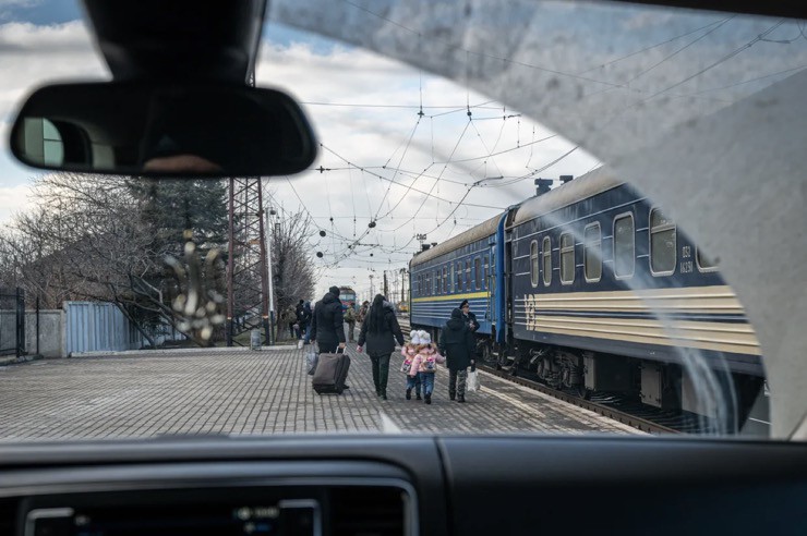 Người Ukraine chờ lên tàu rời thành phố&nbsp;Pokrovsk. Ảnh: Anadolu Agency.