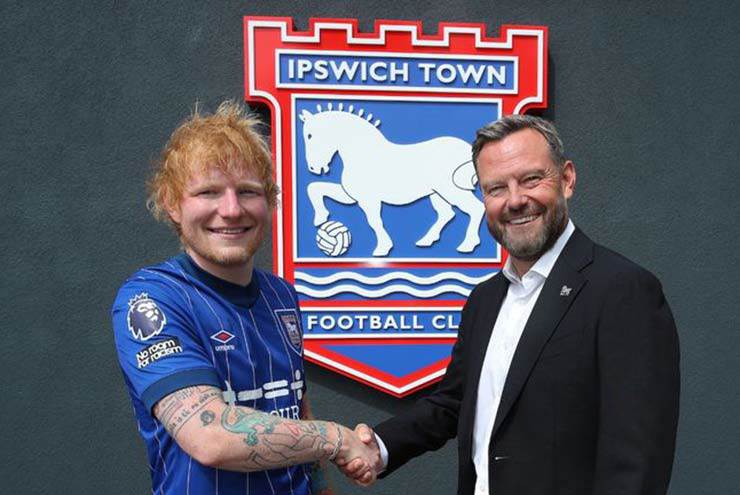 Ed Sheeran bên chủ tịch&nbsp;Mark Ashton của Ipswich Town