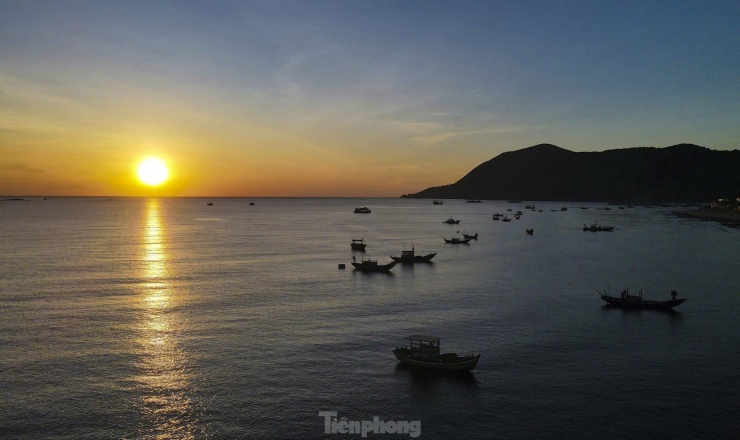 Biển Thiên Cầm thuộc huyện Cẩm Xuyên, cách trung tâm TP. Hà Tĩnh khoảng 25 km, gồm quần thể núi, biển, đền, chùa, khu lưu trú. Đây là điểm đến quen thuộc của nhiều người dân địa phương và du khách gần xa.