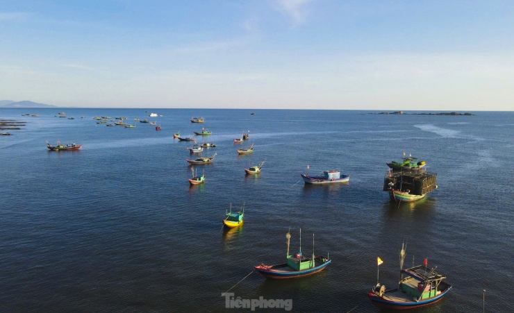 Mặt trời ló rạng cũng chính là thời điểm từng đoàn thuyền đánh cá nối đuôi nhau mang những khoang hải sản đầy ắp trở về.