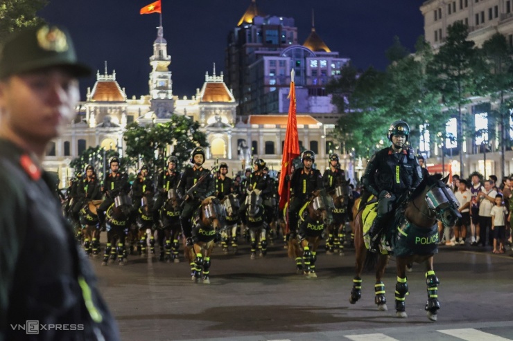 Chất lượng không khí Hà Nội ở mức kém 1 Kỵ binh tập luyện diễu hành ở phố đi bộ Nguyễn Huệ - 1