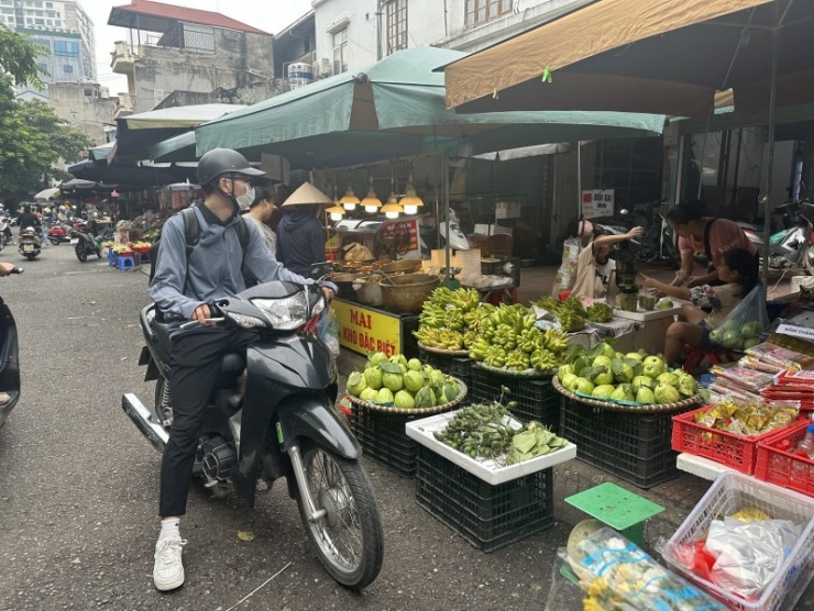 Hoa quả là thứ đồ không thể thiếu trên mâm cúng lễ của các gia đình dịp này. Quả phật thủ được nhiều người lựa chọn, giá dao động từ 30.000 đồng đến 50.000 đồng/quả tùy kích cỡ.
