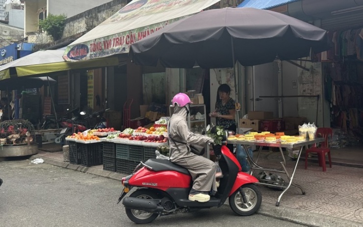 Những đĩa xôi gấc, xôi đỗ… được nấu sẵn bán với giá từ 10.000 đồng đến 30.000 đồng.