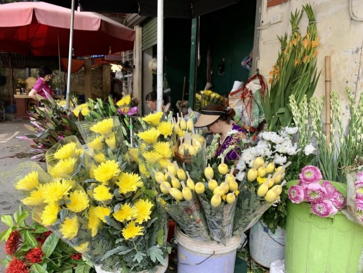 Hoa tươi được tiêu thụ nhiều trong dịp này. Hoa cúc giá khoảng 3.000 đồng/bông, hoa hồng khoảng 4.000 đồng/bông, hoa ly vàng giá 60.000 đồng/cành; hoa ly tía giá 150.000 đồng/cành…