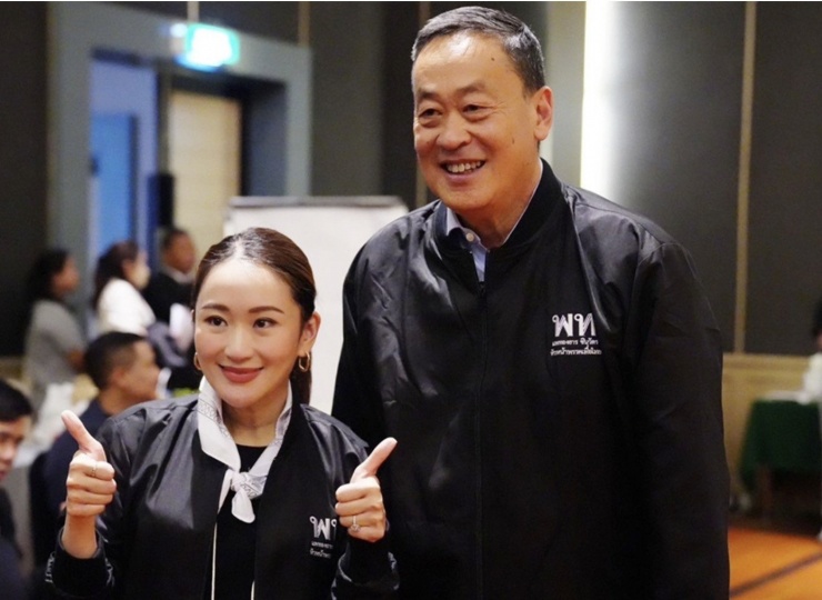 Bà Paetongtarn cùng người tiền nhiệm
Srettha Thavisin. 