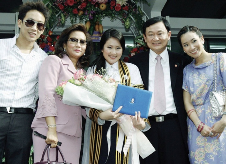 Bà Paetongtarn cùng cha mẹ và anh
chị