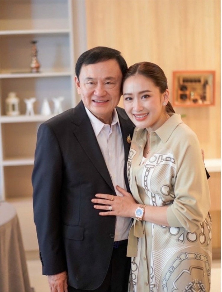 Bà Paetongtarn cùng cha, cựu lãnh đạo
Thaksin Shinawatra. Ảnh Instagram nhân vật