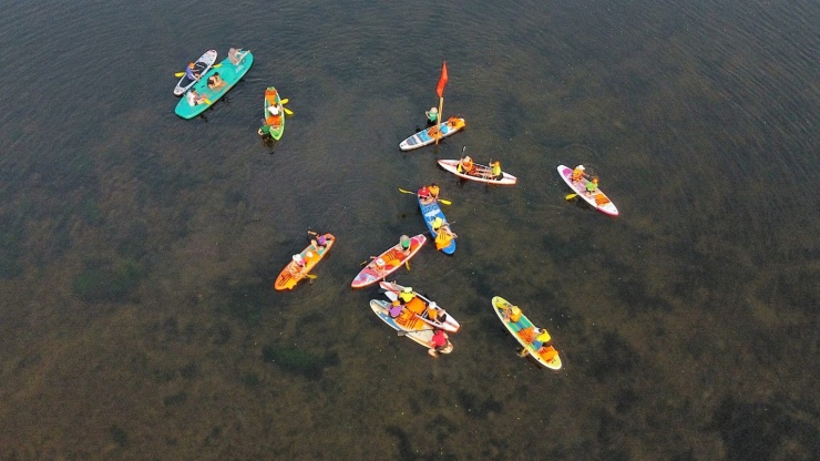 Có dịp về phá Tam Giang, du khách thích thú chèo SUP di chuyển quanh khu vực rộng lớn. Giữa bốn bề sông nước, du khách hào hứng chèo SUP, có những phút giây thư giãn bên bạn bè, người thân.