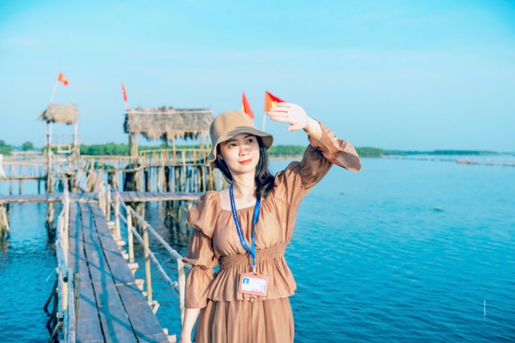 Có nhiều năm dẫn khách tham quan phá Tam Giang, hướng dẫn viên du lịch Lê Hoài Như chia sẻ, đến đây, du khách có được những trải nghiệm đáng nhớ ở vùng sông nước. Dừng chân bên phá Tam Giang, du khách có thêm được mảnh ghép hoàn chỉnh trên hành trình khám phá vẻ đẹp Cố đô Huế.