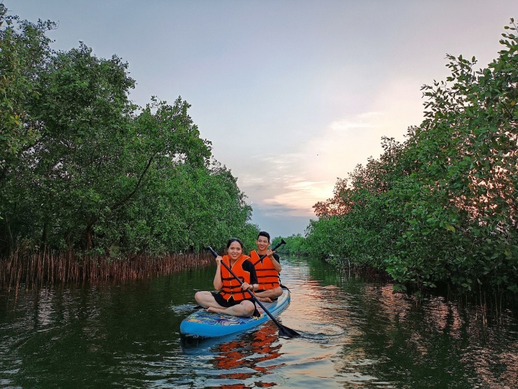 Nhiều người còn thích khoảnh khắc được di chuyển vào hai bên rừng cây bần chua để vừa tận hưởng bầu không khí trong lành, vừa đã mắt ngắm cảnh đẹp.