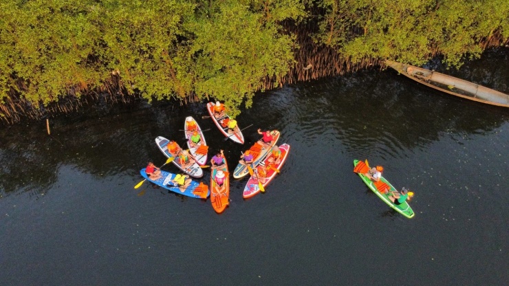 Trên chiếc SUP, du khách được thoải mái chiêm ngưỡng, thưởng ngoạn cảnh đẹp độc đáo, “chẳng nơi nào có được”.