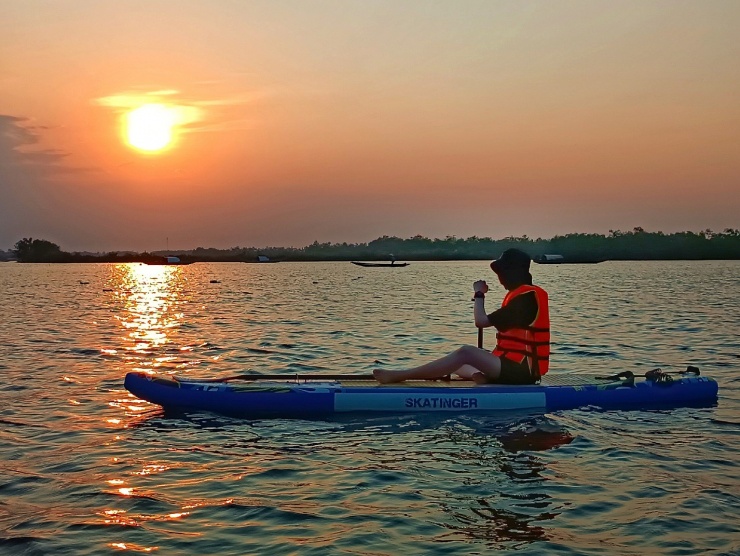 Có khoảng thời gian thú vị ở đầm Quảng Lợi, du khách Ngọc Hà, đến từ TP HCM, bày tỏ: “Mình đã có cuộc “chạy đua” trên phố về làng để “bắt” được mặt trời, để rồi vỡ òa sung sướng khi nhận ra bình minh trên phá Tam Giang đẹp nao lòng. Mình thích thú được ngắm nhìn vẻ đẹp lãng mạn khi ông mặt trời rực đỏ lấp ló phía chân trời... Đến đây, mình được trải nghiệm chèo SUP khám phá đầm phá. Mình nhớ mãi khoảng thời gian ngồi trên chiếc SUP vừa cảm nhận vẻ đẹp hoang sơ, vừa được nghe giới thiệu về các hệ sinh thái ở đây”.