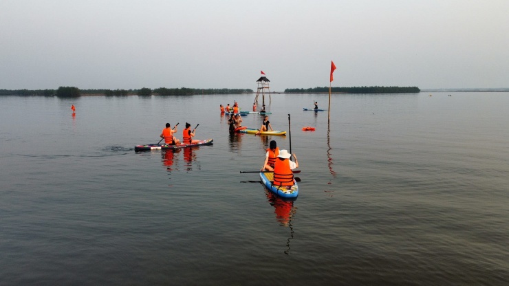Di chuyển đến khu vực nước cạn, du khách còn được tham gia vào một hoạt động hết sức hấp dẫn mang tên đạp trìa. Rời chiếc SUP, mọi người bước xuống nước và dùng chân để đạp trìa. Lần mò dưới đáy nước, du khách vỡ òa vui sướng khi bắt gặp khoảnh khắc chân gắp trúng con trìa - đặc sản chốn đầm phá Tam Giang.